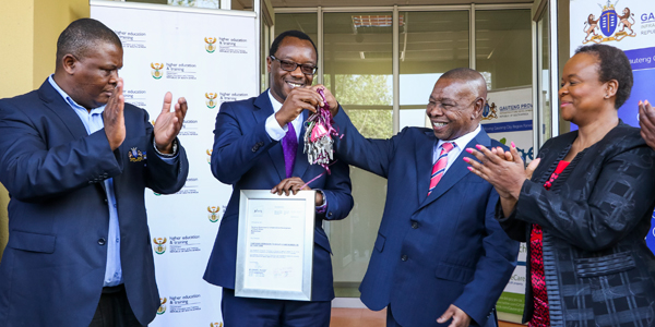Professor Tawana Kupe accepts keys to the temporary emergency accommodation from Dr Blade Nzimande, the Minister of Higher Education and Training.